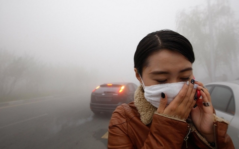 Thumbnail image for Smog chokes city in China, closing schools and airport