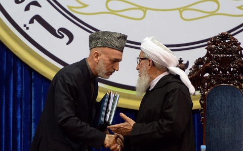 Afghan president Hamid Karzai (L) and the head of the loya jirga Sebghatullah Mujaddidi (R) chat on the last day of the four-day long loya jirga in Kabul 