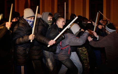 Thumbnail image for Ukraine opposition to call general strike after protests met with violence