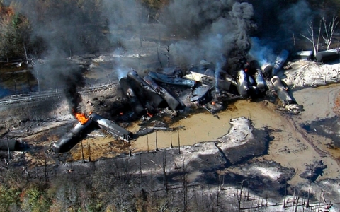 Thumbnail image for Train carrying oil derails, explodes in Alabama