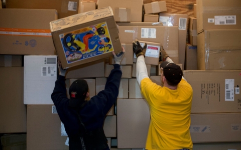 Thumbnail image for Online shopping surge delays UPS, FedEx holiday deliveries