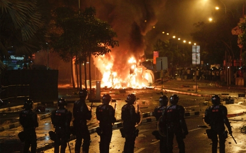 Thumbnail image for Biggest riots in decades spring up in Singapore over traffic death