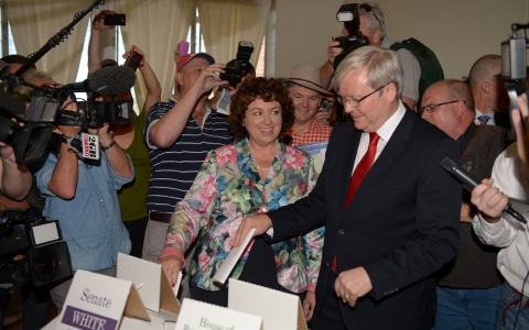 Australian Prime Minister Kevin Rudd (R) votes in Brisbane 