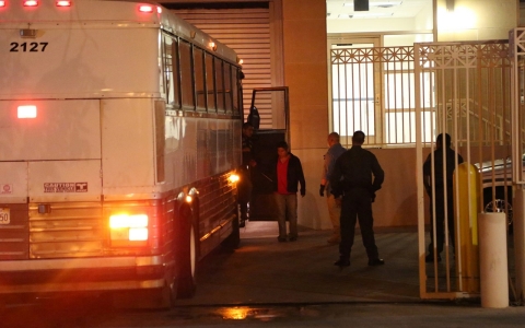 Detained migrants dropped off at Laredo district courthouse