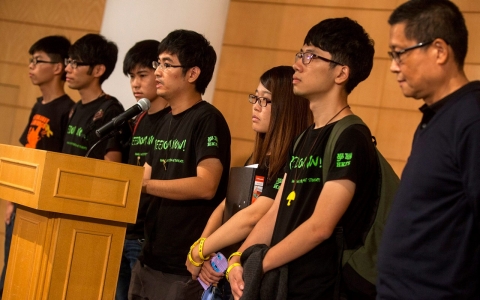 Thumbnail image for Hong Kong students hold talks with officials, but little progress noted