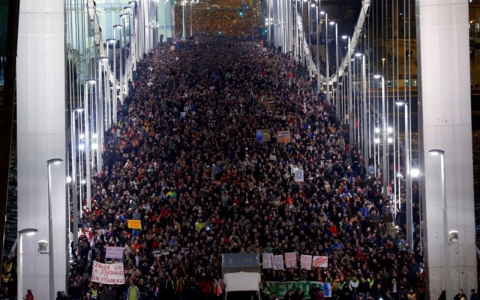 Thumbnail image for Tens of thousands take to Hungary's streets in latest Internet tax protest