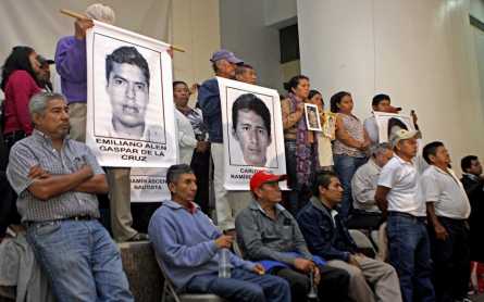 Mexico president meets with relatives of missing students, one month later