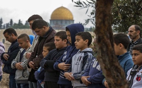 Thumbnail image for Israel bars Palestinians under 50 from entering Al-Aqsa mosque