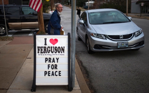 Thumbnail image for Father of Michael Brown appeals for calm ahead of grand jury decision