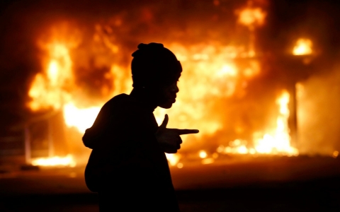 Thumbnail image for Gunfire and flames after officer cleared in Ferguson teen’s shooting death