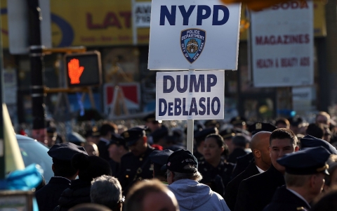 Thumbnail image for Police turn their backs on mayor at officer’s funeral