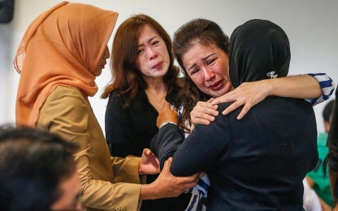 Thumbnail image for Indonesian official: Bodies, debris found in search for missing jet 