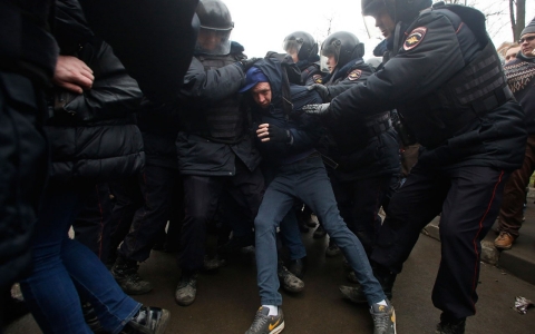 Thumbnail image for Russian court sentences anti-Putin activists, detains hundreds