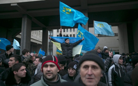 Thumbnail image for Ukraine appoints new PM as armed men seize govt buildings in Crimea