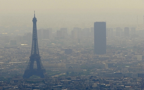 Thumbnail image for Paris offers free rides, restricts driving amid choking smog