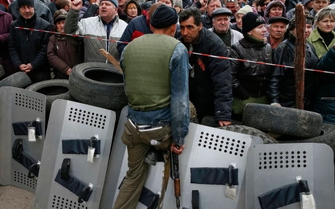 Thumbnail image for Ukraine prepares troops after armed men take buildings in the East