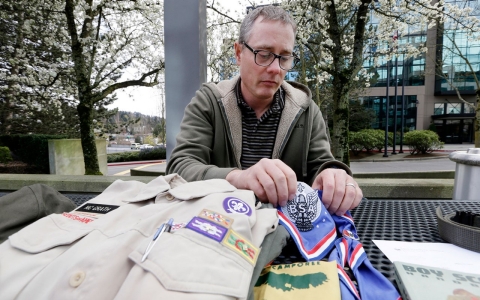 Thumbnail image for Boy Scouts revoke charter for Seattle troop over gay scoutmaster