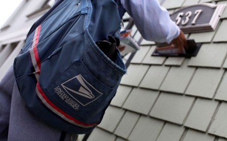 U.S. postal workers protest step toward ‘privatization’