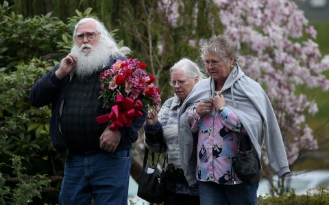 Thumbnail image for Federal officials to survey mudslide as funeral services begin