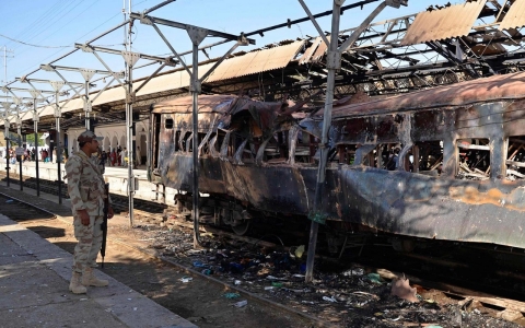 Thumbnail image for Bomb blast kills 13 on Pakistan train