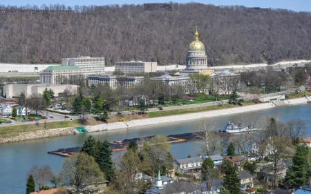 Chemical spill fails to loosen coal’s grip on West Virginia politics