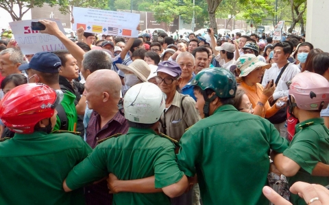 Thumbnail image for China evacuates 3,000 nationals from Vietnam as Hanoi stamps out protests