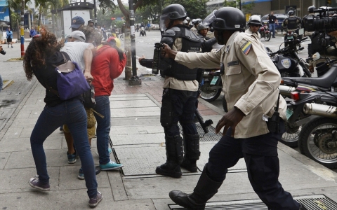 Thumbnail image for Venezuela breaks up protest camps