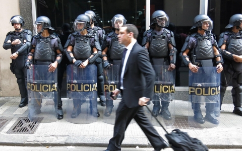 Thumbnail image for Brazil subway workers suspend strike, days before World Cup