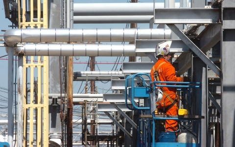 A worker builds part of the Mariner 1 pipeline. 