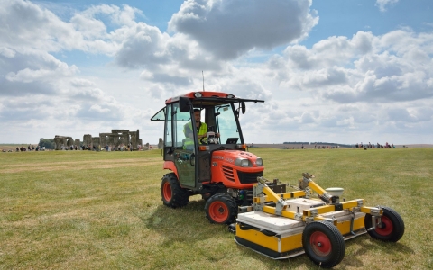 Thumbnail image for Scientists find larger monument buried under Stonehenge