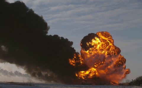 Thumbnail image for Environmental groups sue govt. for transporting oil in old train cars