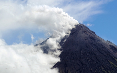 Thumbnail image for Thousands flee Philippine volcano