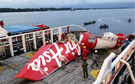 Divers find both AirAsia black boxes