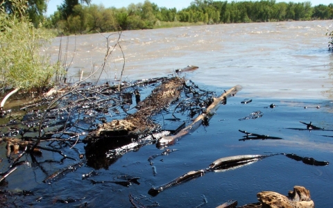 Thumbnail image for Drinking water trucked into Montana city after oil spill 