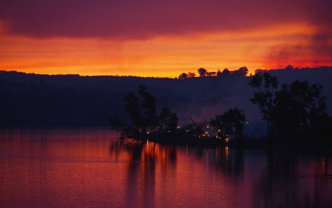 Thumbnail image for Australian firefighters battle worst bushfire in decades 