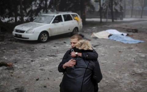 Thumbnail image for Ukraine, rebels gather for peace talks as fighting rages in east