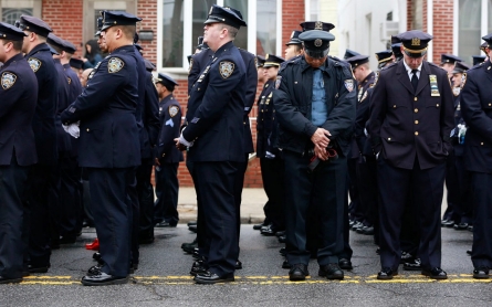 Cops turn backs on de Blasio at officer's funeral