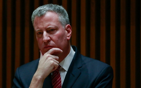 Thumbnail image for Hoping to move on from public spat, mayor showers praise on NYPD