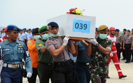 Divers find tail of downed AirAsia jet as search for black boxes continues