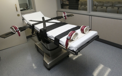 Thumbnail image for Oklahoma halts all executions after lethal injection drug shipment mix-up