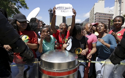 Thumbnail image for South Africa president to meet students protesting planned tuition hike