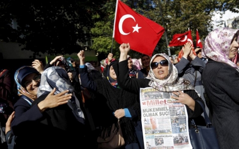 Thumbnail image for Fighting breaks out as Turkey cracks down on opposition media