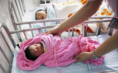 Thumbnail image for China to end decades-old one-child policy, bowing to demographic strain