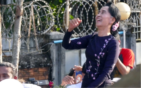 Thumbnail image for Aung San Suu Kyi rally draws thousands in Myanmar