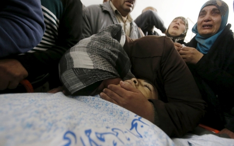 A relative of Palestinian Mahmoud Shalaldeh mourns over his body in Hebron November 13, 2015.