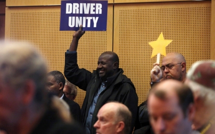 Seattle passes law letting Uber, taxi drivers unionize