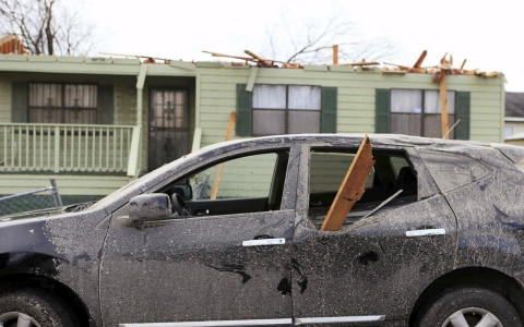 Thumbnail image for Storms snarl US travel, threaten rare winter tornadoes