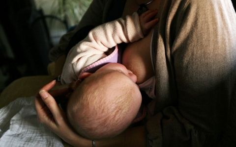 Thumbnail image for Buying human breast milk online poses dangerous risks, experts say