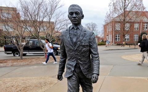 Thumbnail image for Man charged over noose left on statue at Ole Miss