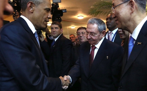 Thumbnail image for Obama and Raúl Castro shake hands, herald new era in relations